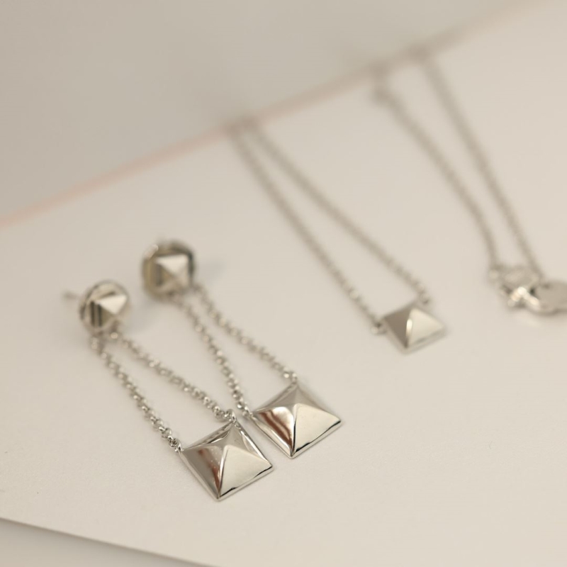 H**me5 earrings